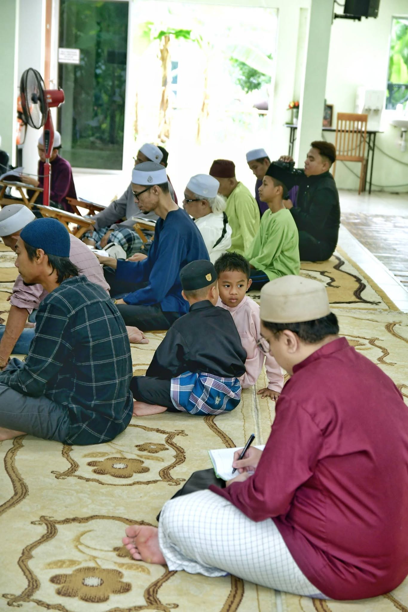 Pengajian kitab halaqah di pondok MDA