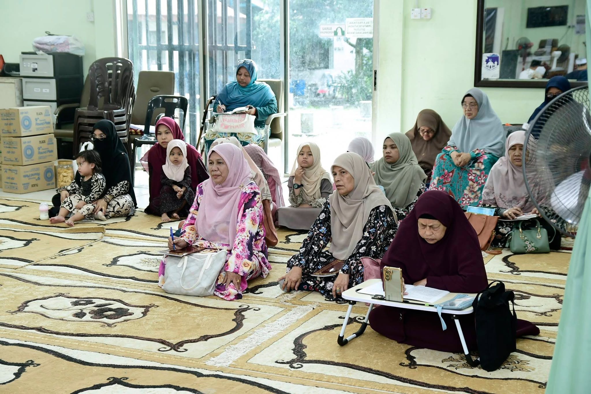 Pelajar dan guru dalam sesi halaqah