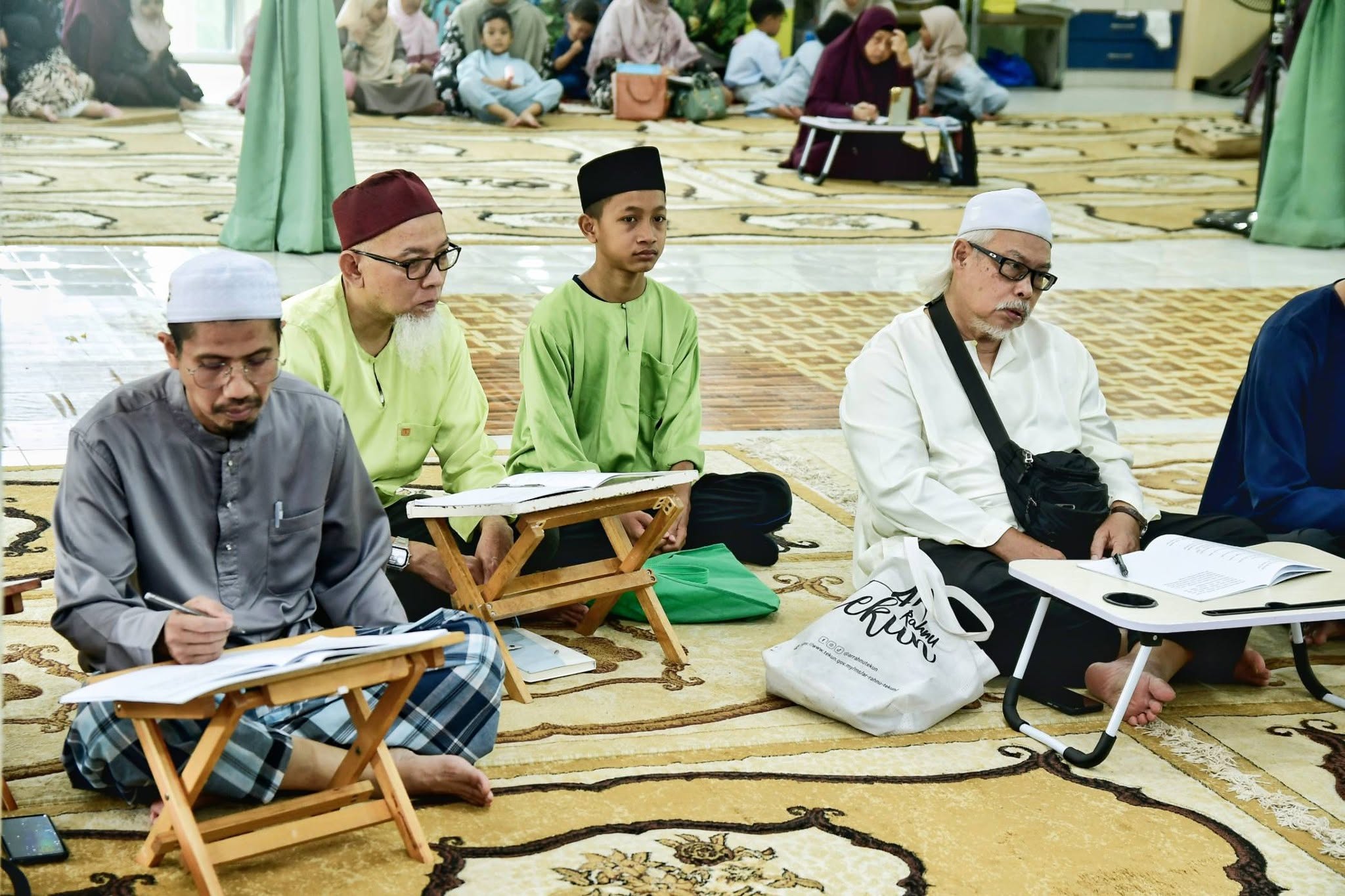 Majlis pengajian di madrasah